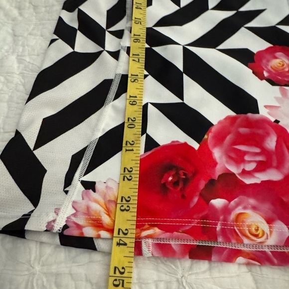 Shebeest Cycling Jersey - Medium. 1/4 zipper - Picture 9 of 10